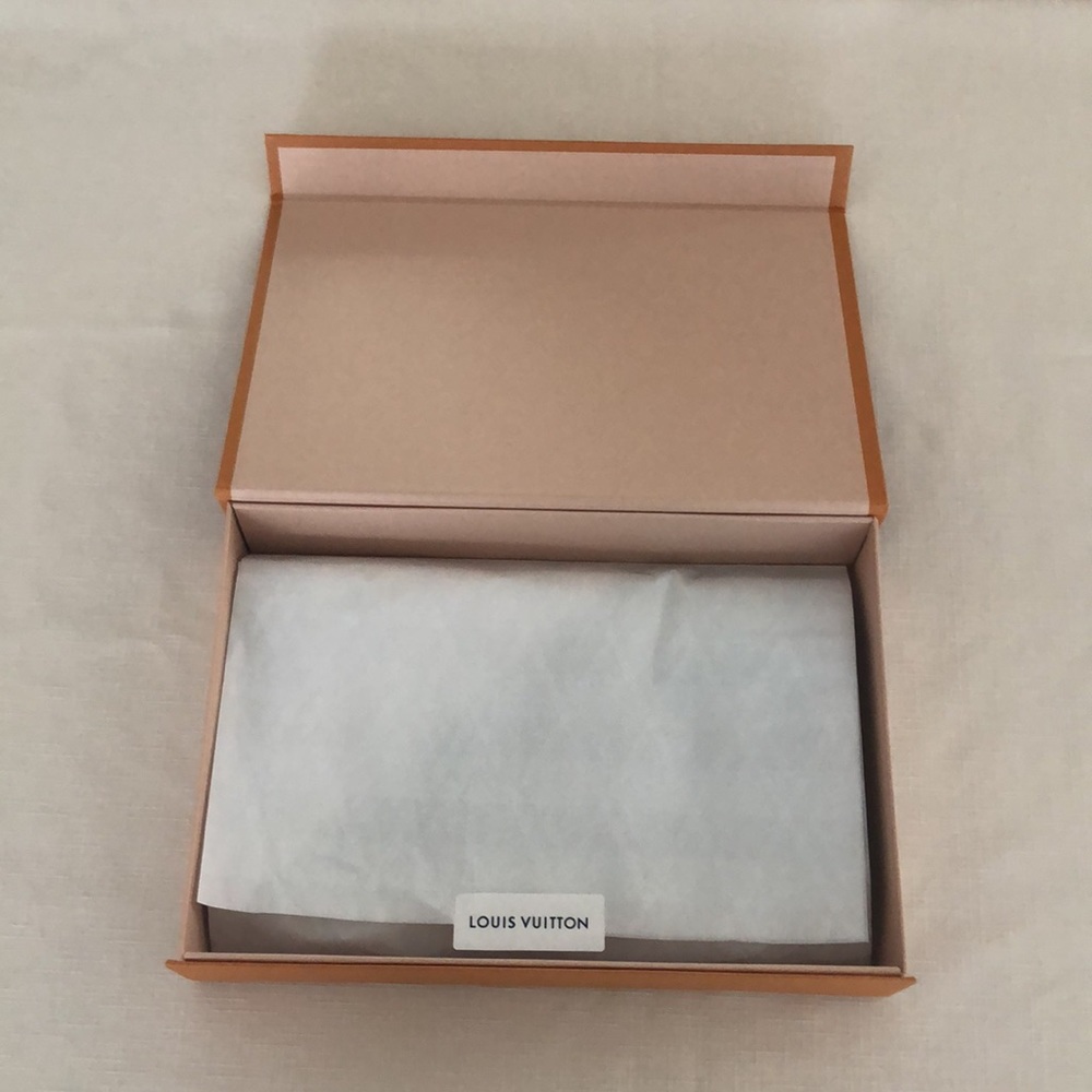 Louis Vuitton Game On Shawl. 65% Silk and 35% Cashmere - Picture 2 of 10